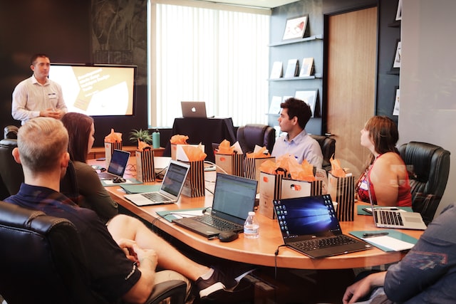 Meeting in which one person holds a presentation