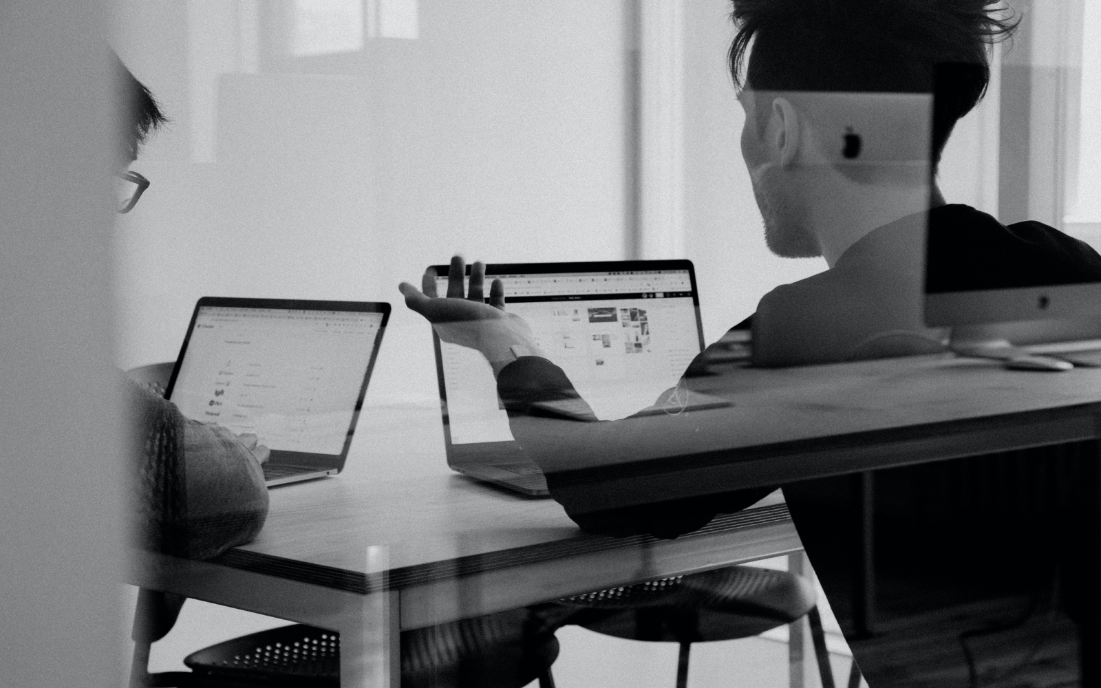 Taking meeting minutes in a one-on-one meeting