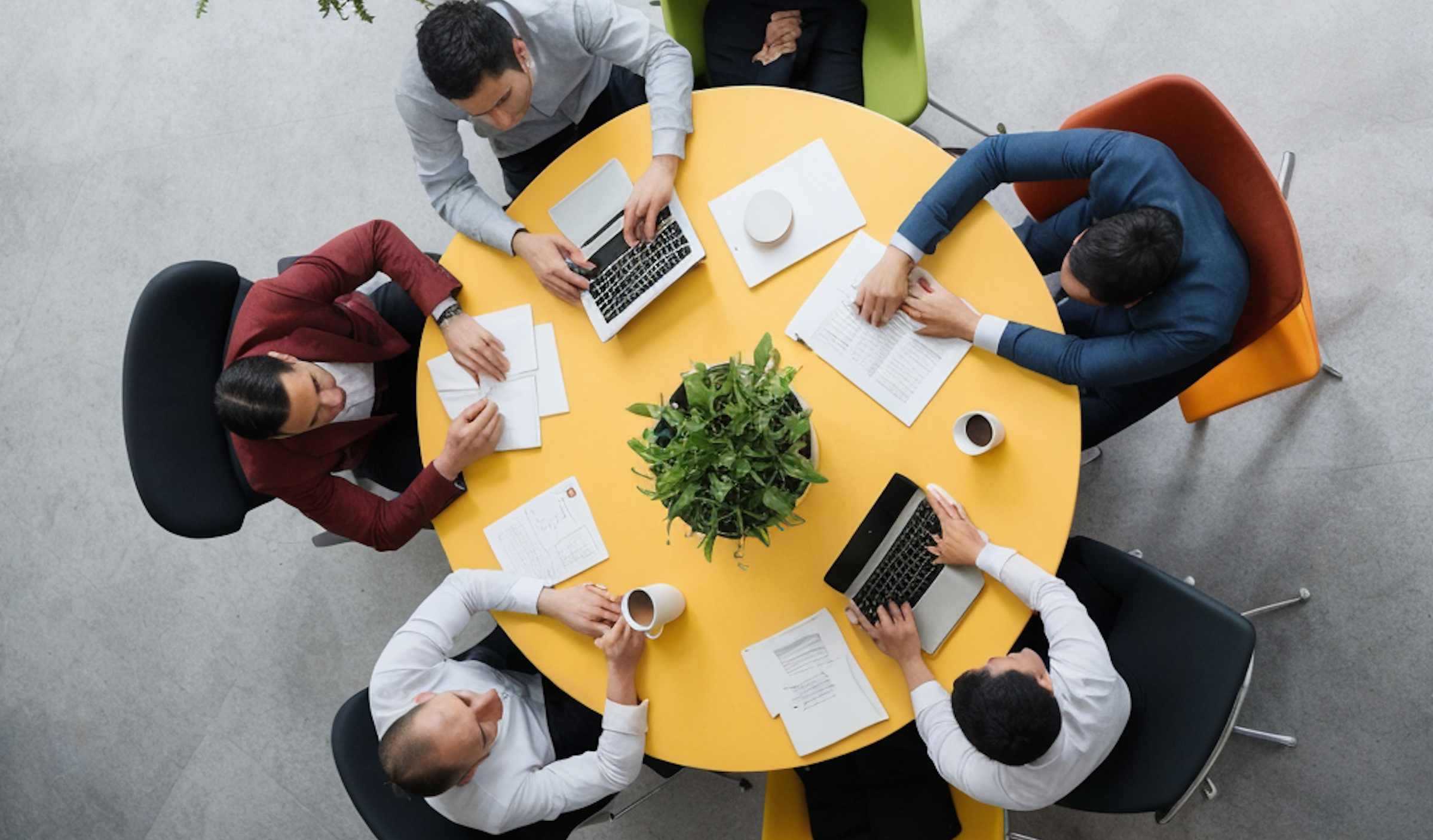 how to introduce yourself to a new team, team meeting in round table