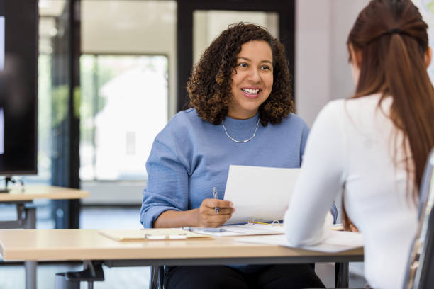 office manager talks to the new intern - ask stockfoto's en -beelden