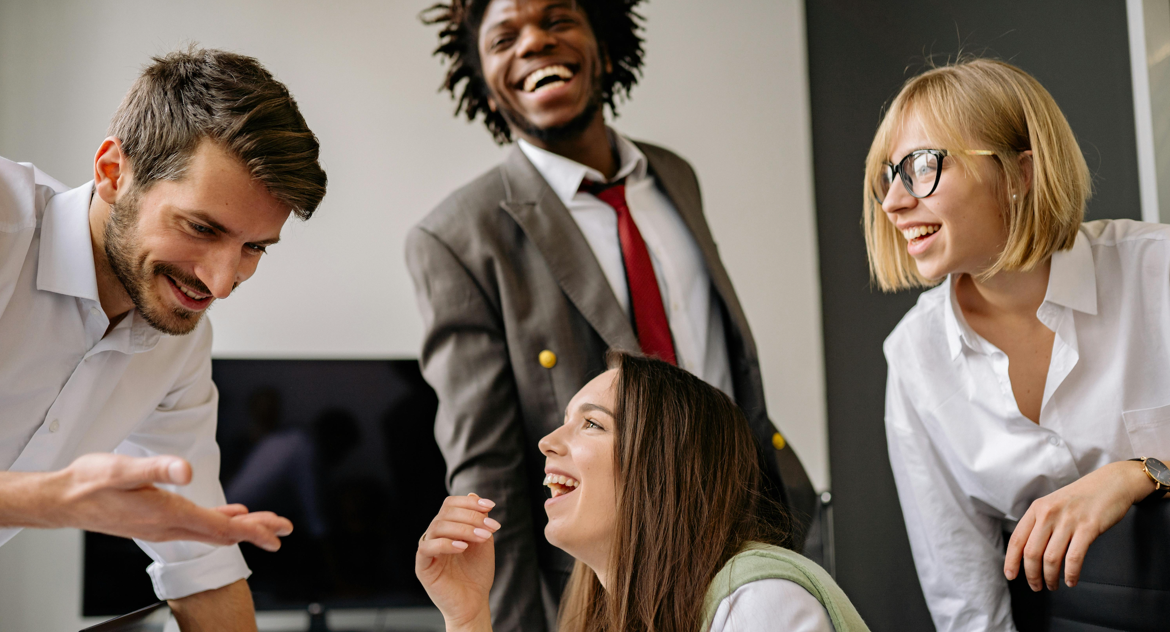 self inrotouctions, team laughing during meeting. how to introduce yourself to a new team